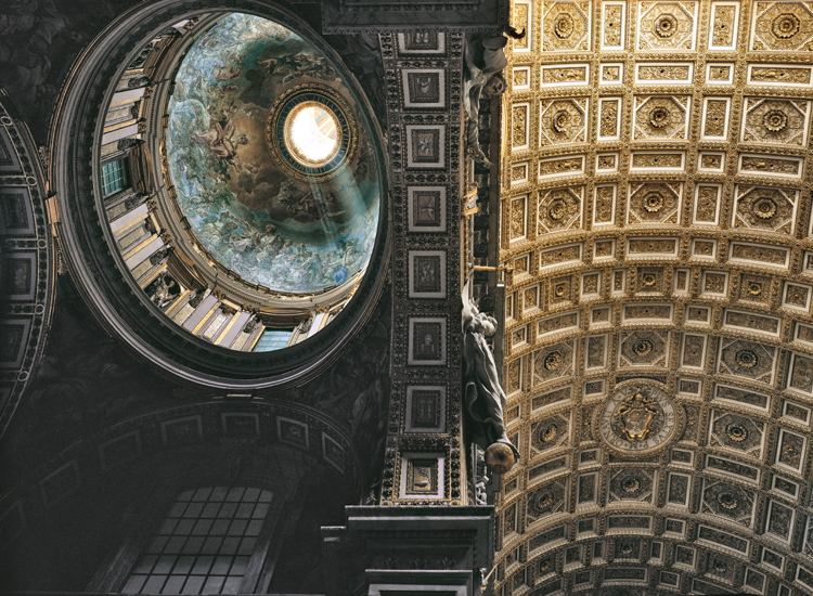 Uno scorcio delle navate della basilica San Pietro; il trono che custodisce la Cattedra di san Pietro